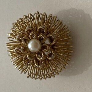 Vintage Gold Tone Flower Pearl Brooch Pin Round sprin Elegant Statement Sz 1”